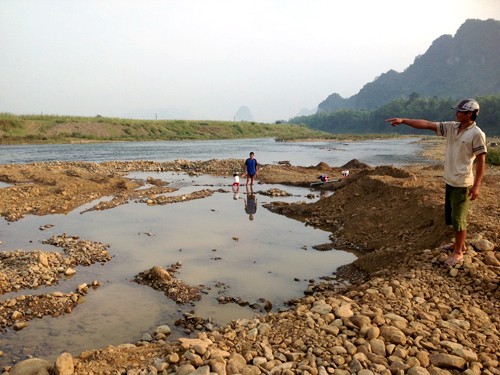 Dân bắt trói sáu cán bộ thi hành công vụ Khu vực doanh nghiệp lợi dụng việc khai thác cát sỏi để đào bới tìm kiếm vàng