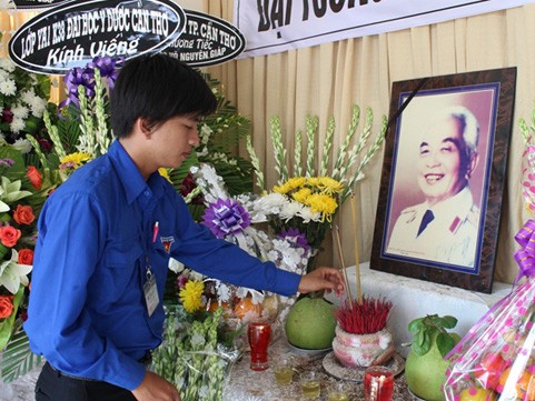 Chàng trai túc trực bên bàn thờ Đại tướng Chàng trai túc trực bên bàn thờ Đại tướng
