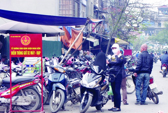 Tranh nhau trông xe, thi nhau tăng giá Tranh nhau trông xe, thi nhau tăng giá