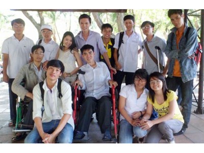 Chàng trai gần 20 năm đi học bằng đôi chân của mẹ Chàng trai gần 20 năm đi học bằng đôi chân của mẹ