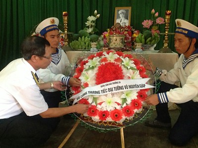 Lính Trường Sa kết lá dừa thành vòng hoa viếng Đại tướng Lính Trường Sa kết lá dừa thành vòng hoa viếng Đại tướng