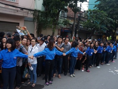 Hàng người vẫn nối dài trước nhà tang lễ Hàng người vẫn nối dài trước nhà tang lễ