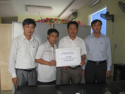 Hàng cứu trợ tiếp tục đến với bà con vùng lũ Hàng cứu trợ tiếp tục đến với bà con vùng lũ
