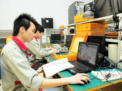 Cử nhân “học” làm công nhân Cử nhân “học” làm công nhân