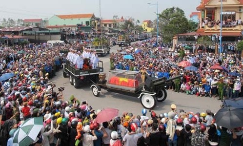Biển người đón linh xa Đại tướng ở Quảng Bình Biển người đón linh xa Đại tướng ở Quảng Bình