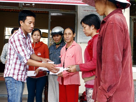 Tiền Phong đến với vùng tâm bão ở Nghệ An, Quảng Nam Tiền Phong đến với vùng tâm bão ở Nghệ An, Quảng Nam