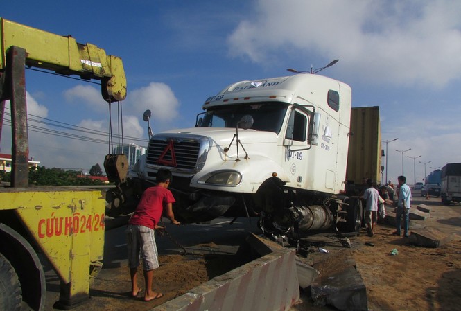 Xe container đâm bay hơn 50m dải phân cách Xe container đâm bay hơn 50m dải phân cách