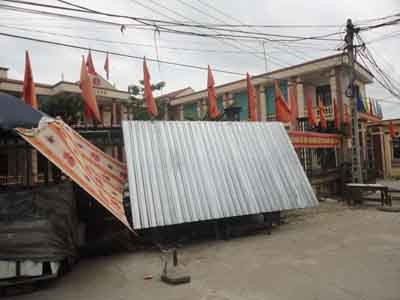 Nhếch nhác trước trụ sở UBND xã Nhếch nhác trước trụ sở UBND xã