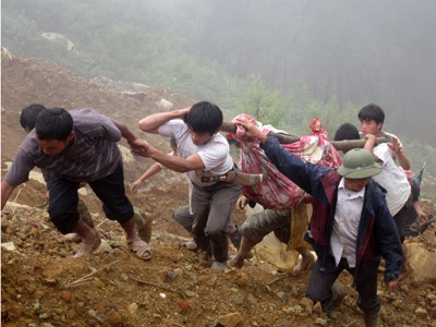 Xe khách lao xuống suối, 10 người thương vong Ảnh minh họa