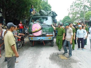 Chở quan tài mẹ con sản phụ đến nhà Phó Giám đốc bệnh viện Chở quan tài mẹ con sản phụ đến nhà Phó Giám đốc bệnh viện