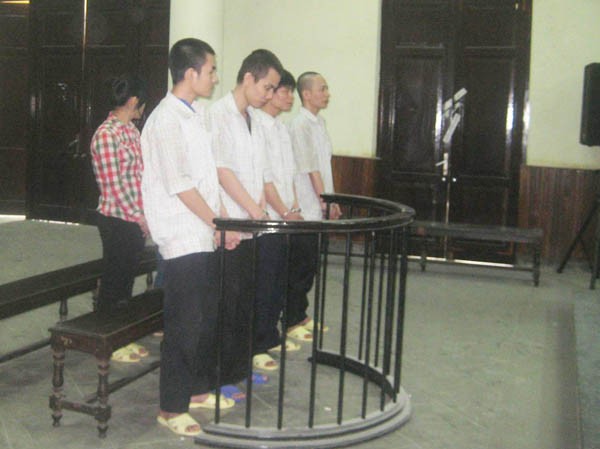Nhiều thiếu nữ 'kẹt net' bị lừa bán cho quán karaoke Các bị cáo tại tòa