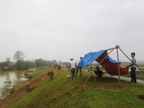 Vỡ đập, tắc đường Người dân ven sông Lam chạy lụt
Ảnh: Phan Sáng