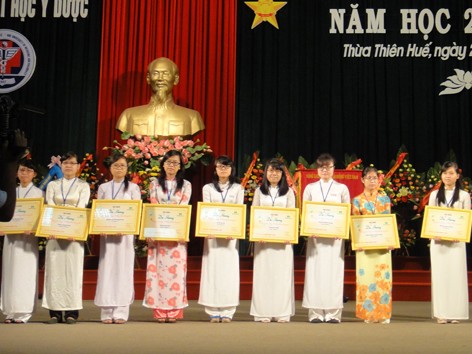 Trao học bổng “Dạ Hương chung sức cùng nữ thầy thuốc tương lai” tại ĐH Y – Dược Huế Trao học bổng “Dạ Hương chung sức cùng nữ thầy thuốc tương lai” tại ĐH Y – Dược Huế