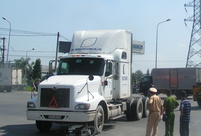 Bị bánh xe đầu kéo cán qua người tử vong Bị bánh xe đầu kéo cán qua người tử vong