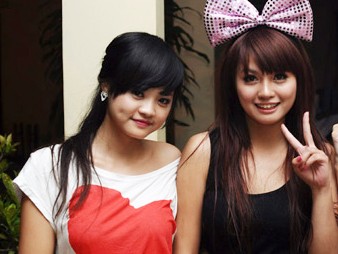 Thí sinh Miss Teen làm thời trang giấy vui trung thu Thí sinh Miss Teen làm thời trang giấy vui trung thu