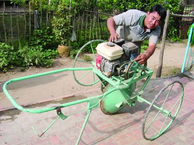 Chi 1.000 tỷ đồng mỗi năm, được gì? Anh Nguyễn Hoàng Phong học lớp 6 (Châu Phú, An Giang) sáng chế máy nông nghiệp năng suất bằng 75 người làm thủ công. Ảnh: Lê Hoàng Vũ