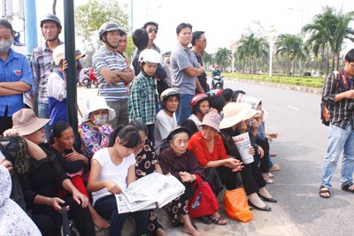 Người dân Quảng Bình mong ngóng linh cữu Đại tướng Người dân Quảng Bình mong ngóng linh cữu Đại tướng