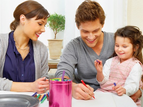 Để trẻ chậm nói thành... nhanh nói Thông qua tiếp xúc với thế giới xung quanh, trẻ sẽ phát triển ngôn ngữ. Ảnh: Shutterstock