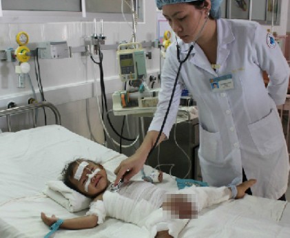 Bé gái bỏng nặng vì ngã vào nồi cháo lợn Bé gái bỏng nặng vì ngã vào nồi cháo lợn