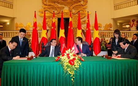Năm giải pháp thúc đẩy hợp tác Việt-Trung Hai Thủ tướng chứng kiến lễ ký văn bản thỏa thuận hợp tác giữa Bộ Công Thương Việt Nam và Bộ Thương mại Trung Quốc.
