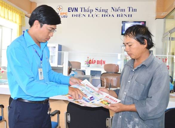 Hăng hái thi đua tiết kiệm điện ở Hòa Bình Hăng hái thi đua tiết kiệm điện ở Hòa Bình
