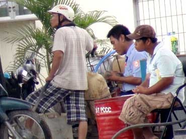 Coi chừng xăng dỏm Coi chừng xăng dỏm