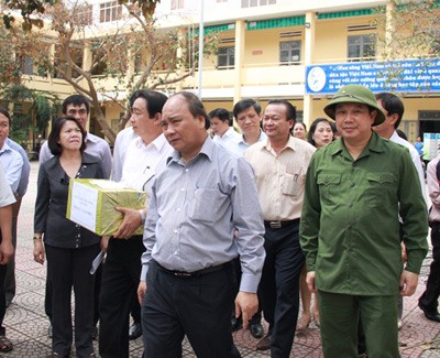 'Không để dân đói, màn trời chiếu đất sau bão' 'Không để dân đói, màn trời chiếu đất sau bão'