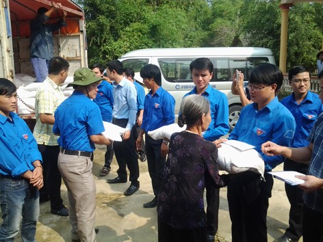Tặng quà cho đồng bào lũ lụt Tặng quà xã Phương Mỹ