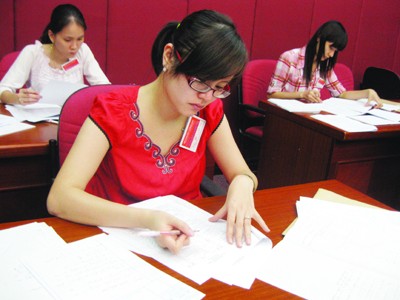 Dự báo điểm thi đại học cao hơn năm trước Dự báo điểm chuẩn đại học khối A năm nay cao hơn năm ngoái (trong ảnh: tại phòng chấm thi môn Toán). Ảnh: Hồ Thu