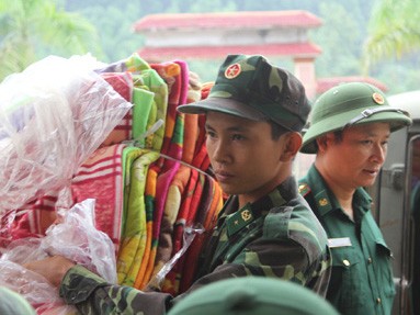 Chương trình Áo ấm biên cương đến với bà con vùng lũ Chương trình Áo ấm biên cương đến với bà con vùng lũ