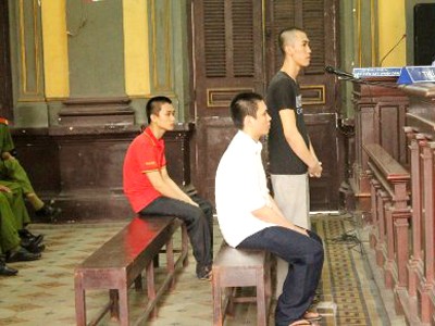 Ba kẻ đồi bại 'bó tay' trước 'kế hoãn binh' của nữ sinh Chưa “xơ múi” được gì, nhưng 3 “ông anh” đồi bại vẫn phải nhận 37 năm tù