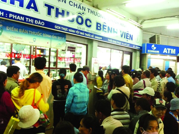 “Cò” thuốc trong bệnh viện Ken cứng bệnh nhân ở nhà thuốc BV Chấn thương chỉnh hình TPHCM Ảnh: L.N
