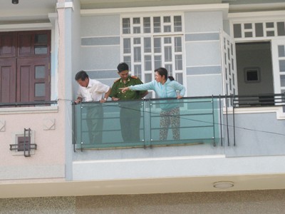 Chưa phê chuẩn khởi tố vợ nhà báo đốt chồng Công an thực nghiệm hành vi chữa cháy của ông Sữa chiều 22-2 Ảnh: Xuân Thủy