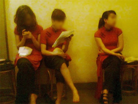 Cạm bẫy ở quán 'bar ôm' Cạm bẫy ở quán 'bar ôm'