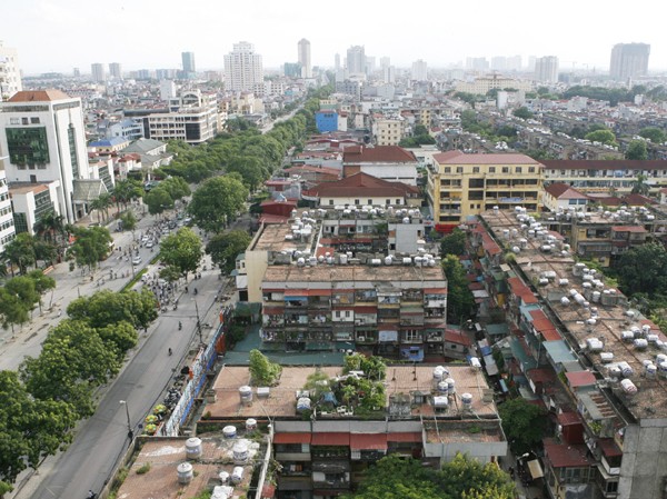 Hà Nội: Bùng nổ dự án mới, quên đô thị cũ? Những khu chung cư cũ nhếch nhác xen kẽ với nhiều khu cao tầng của dự án mới ở Hà Nội Ảnh: Xuân Phú