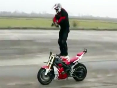 Vừa lái motor vừa nhảy Gangnam Style Vừa lái motor vừa nhảy Gangnam Style