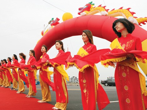 Bớt lễ lạt để lo cho dân Bớt lễ lạt để lo cho dân