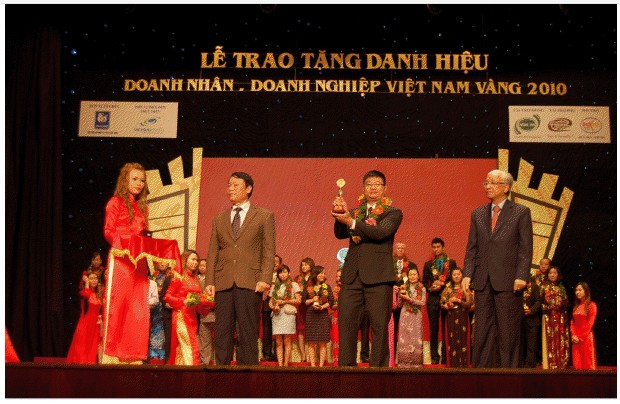 VINA Design nhận cúp vàng “Doanh nhân – Doanh nghiệp Việt Nam vàng 2010” VINA Design nhận cúp vàng “Doanh nhân – Doanh nghiệp Việt Nam vàng 2010”