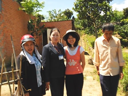 Cho rằng con gái tâm thần, bố làm lồng sắt nhốt chặt Cho rằng con gái tâm thần, bố làm lồng sắt nhốt chặt