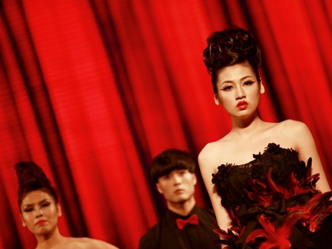 Á hậu Tú Anh kiêu sa trên sàn diễn thủ đô Á hậu Tú Anh kiêu sa trên sàn diễn thủ đô