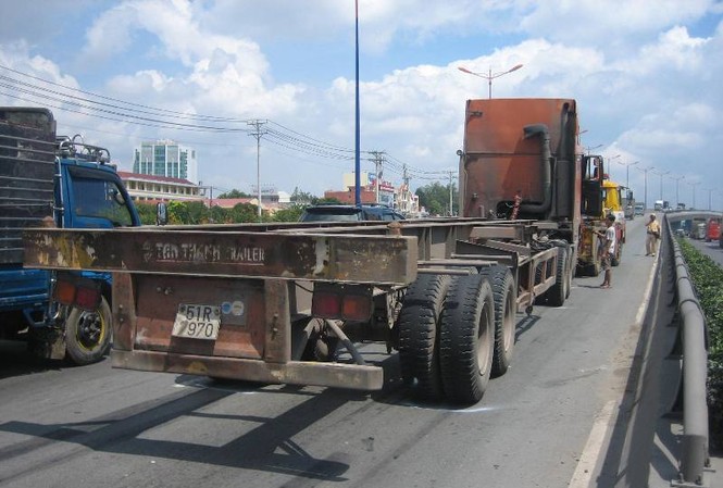 Nam thanh niên lao vào xe đầu kéo tự tử Nam thanh niên lao vào xe đầu kéo tự tử