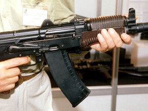 Cầm AK-47 nhảy Gangnam Style, đoạt mạng 3 người Cầm AK-47 nhảy Gangnam Style, đoạt mạng 3 người