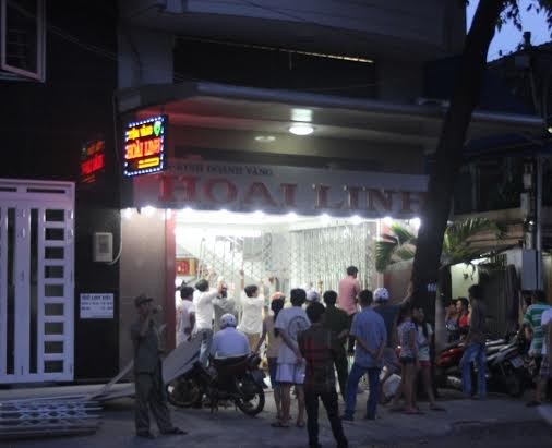 Ô tô tông đổ cửa tiệm vàng Ô tô tông đổ cửa tiệm vàng