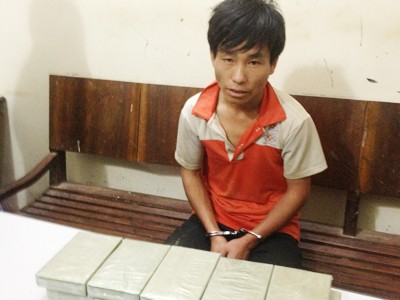 Bắt giữ một đối tượng tàng trữ 10 bánh heroin Bắt giữ một đối tượng tàng trữ 10 bánh heroin