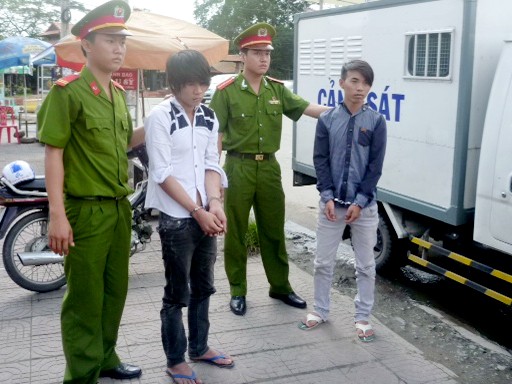 Cảnh sát bắt gọn hai tên trộm sau màn rượt đuổi 2 đối tượng trộm xe mô tô Huỳnh Văn Mạnh và Lương Xuân Phú (áo trắng) bị công an phường 10 TP Mỹ Tho bắt giữ cùng tang vật