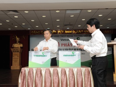 Cán bộ nhân viên Vietcombank quyên góp 7 tỷ đồng Vì Trường Sa thân yêu và ủng hộ đồng bào miền Trung bị lũ lụt Cán bộ nhân viên Vietcombank quyên góp 7 tỷ đồng Vì Trường Sa thân yêu và ủng hộ đồng bào miền Trung bị lũ lụt