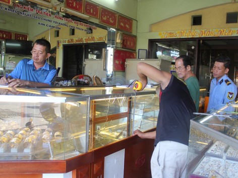 Đi xe đạp, dùng gạch cướp tiệm vàng Đi xe đạp, dùng gạch cướp tiệm vàng