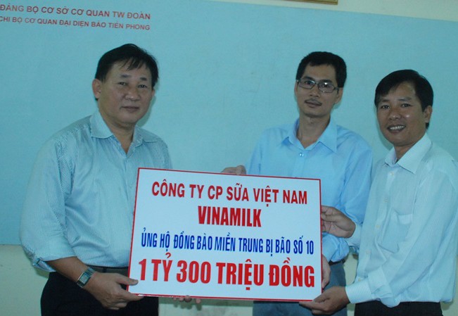 Vinamilk ủng hộ đồng bào bão lụt 1,3 tỷ đồng Vinamilk ủng hộ đồng bào bão lụt 1,3 tỷ đồng
