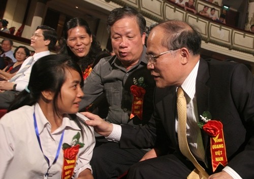 Thủ khoa nghèo Minh Vượng tham dự 'Vinh quang Việt Nam' Phó Thủ tướng thường trực Nguyễn Sinh Hùng động viên Minh Vượng