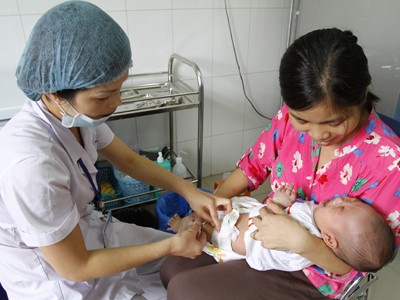 Tìm nơi kiểm định 2 lô vắc-xin 'tử thần' Tìm nơi kiểm định 2 lô vắc-xin 'tử thần'